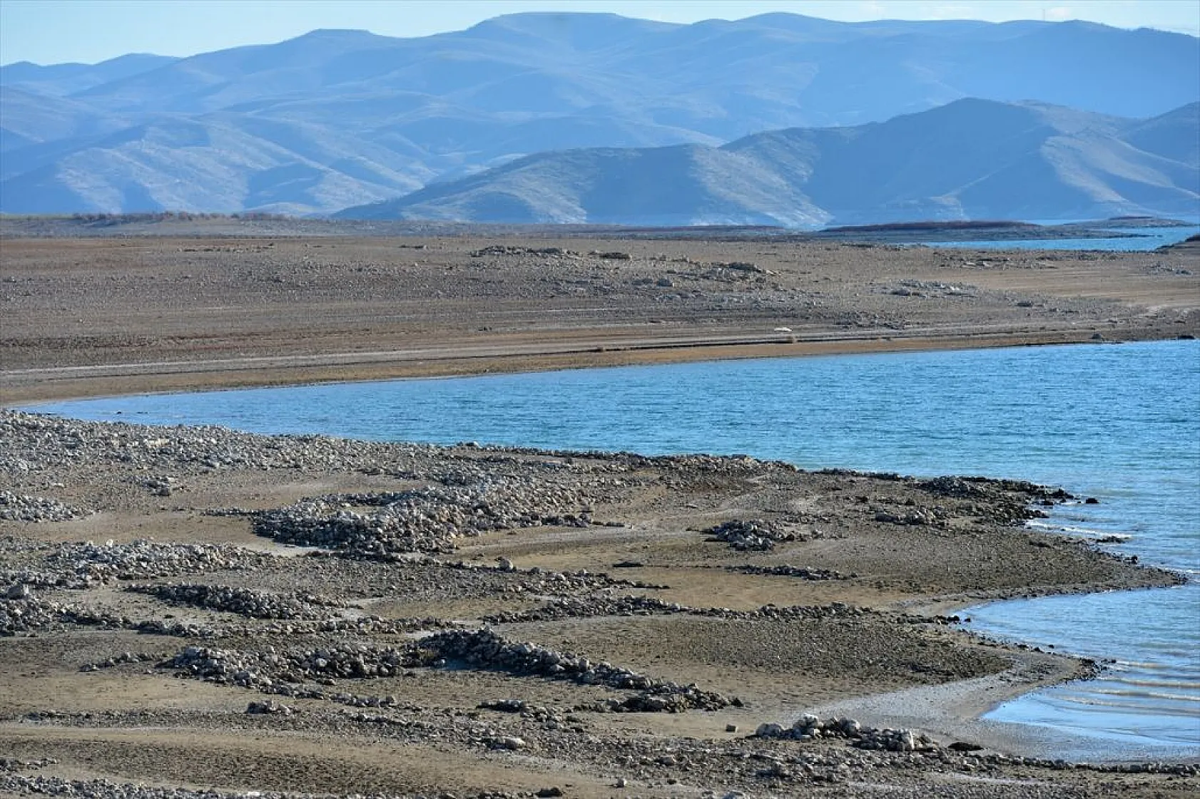 Sular çekildi, tarihi höyükler ortaya çıktı