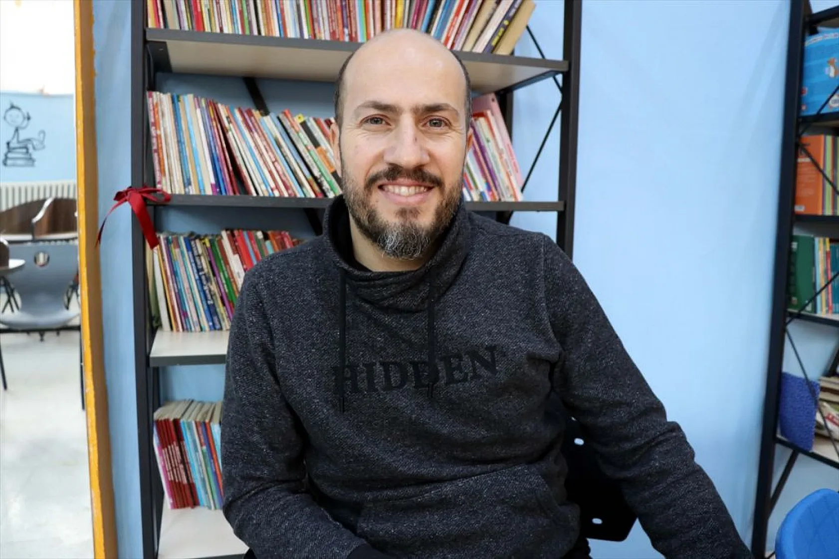 Resim öğretmenleri kütüphane duvarlarını tuvale dönüştürdü