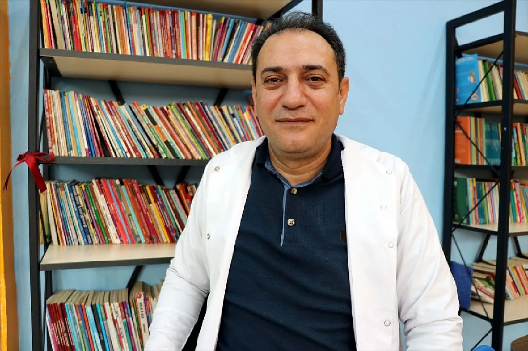 Resim öğretmenleri kütüphane duvarlarını tuvale dönüştürdü