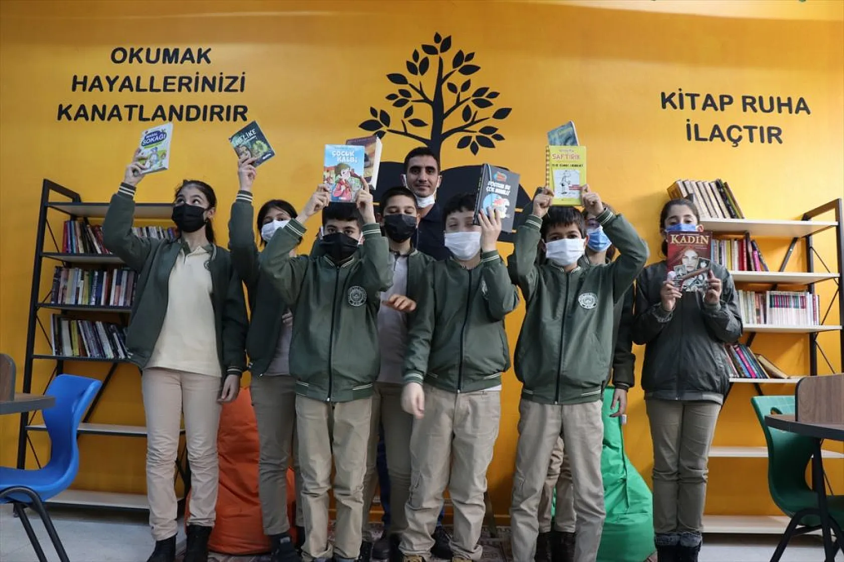 Resim öğretmenleri kütüphane duvarlarını tuvale dönüştürdü