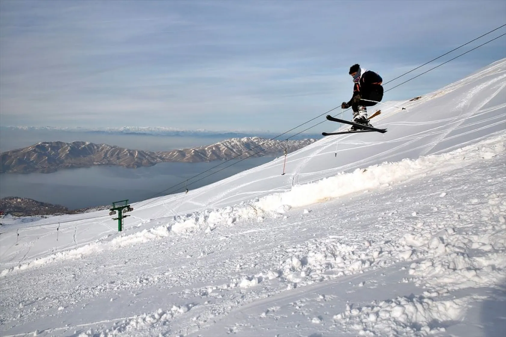 Göl manzaralı kayak merkezinde kar bereketi
