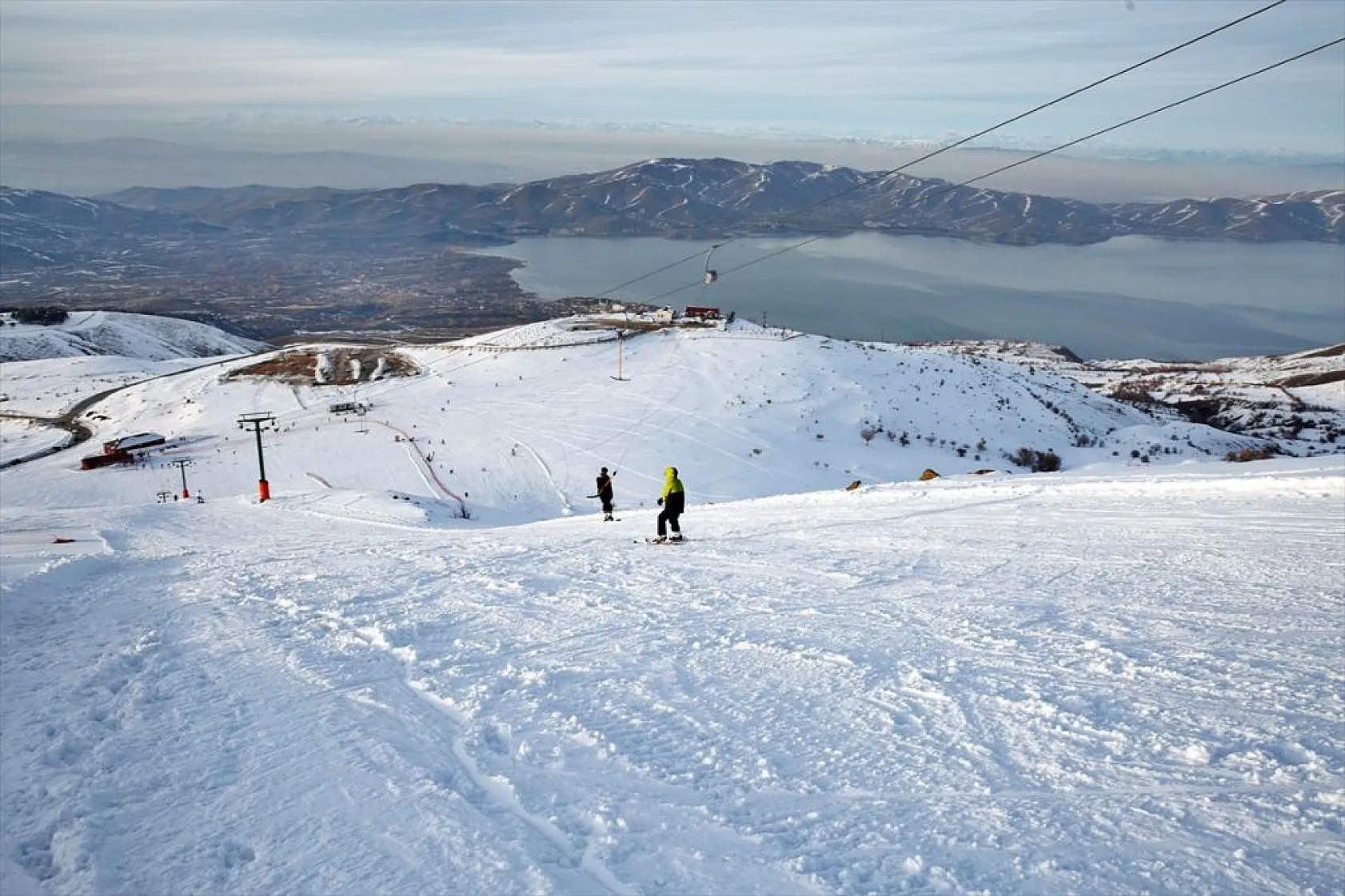 Göl manzaralı kayak merkezinde kar bereketi