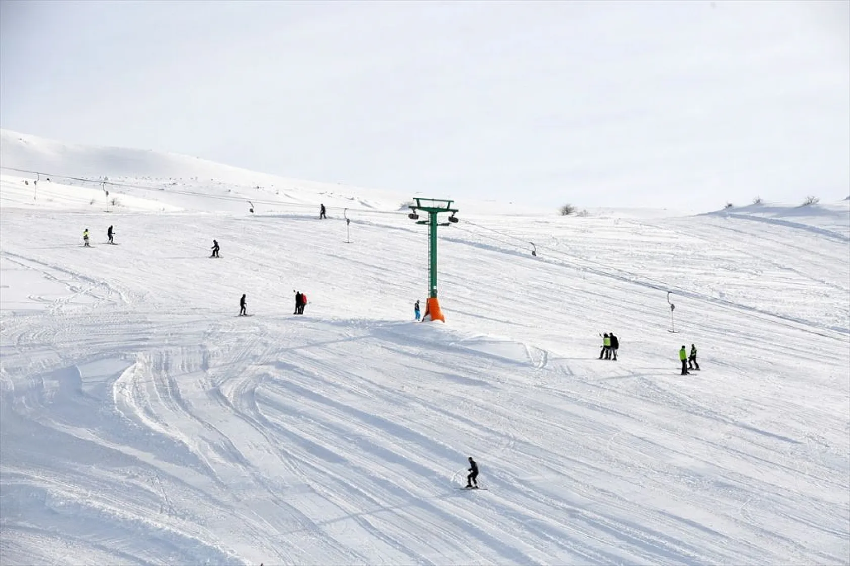 Göl manzaralı kayak merkezinde kar bereketi