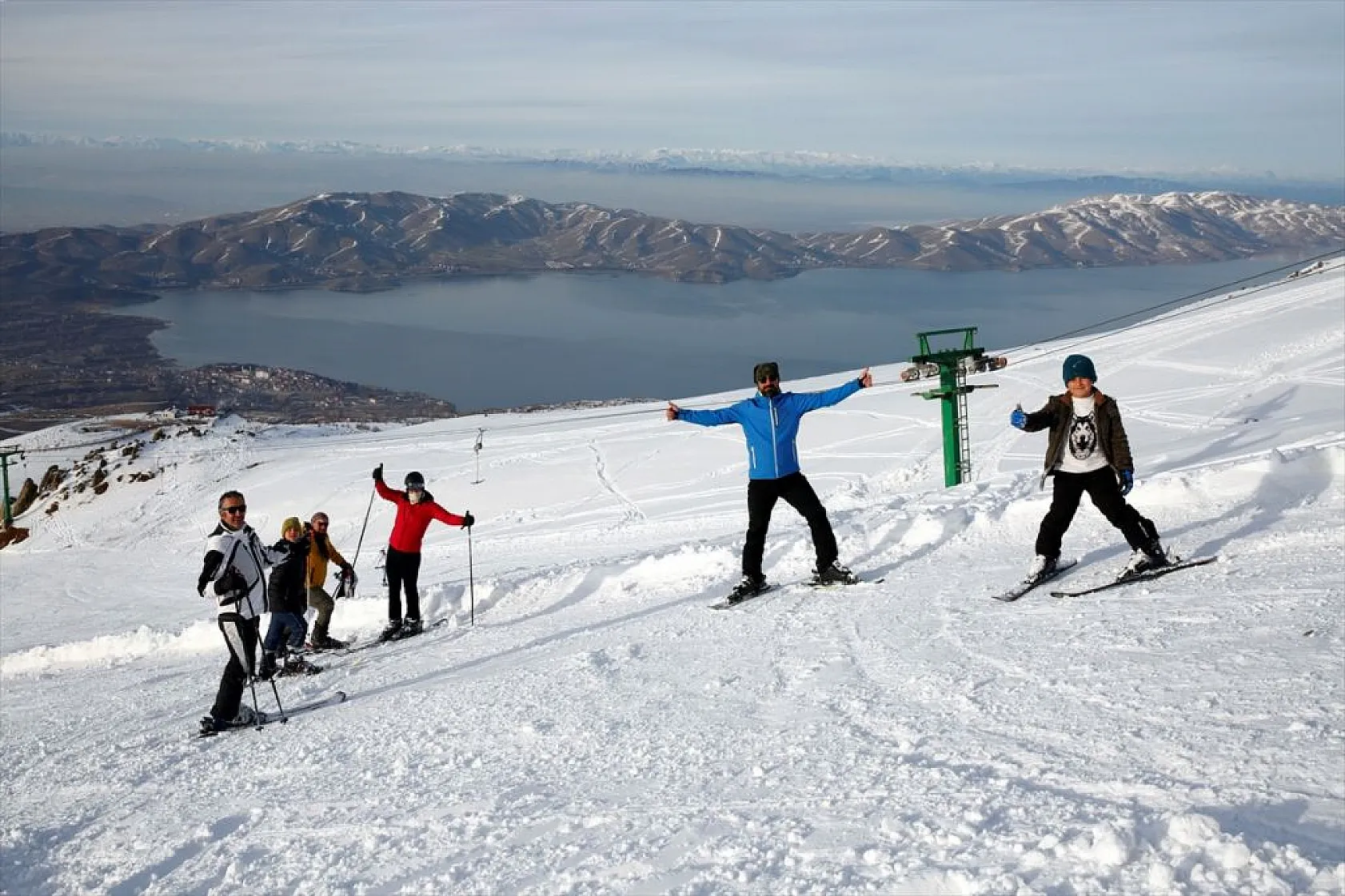 Göl manzaralı kayak merkezinde kar bereketi