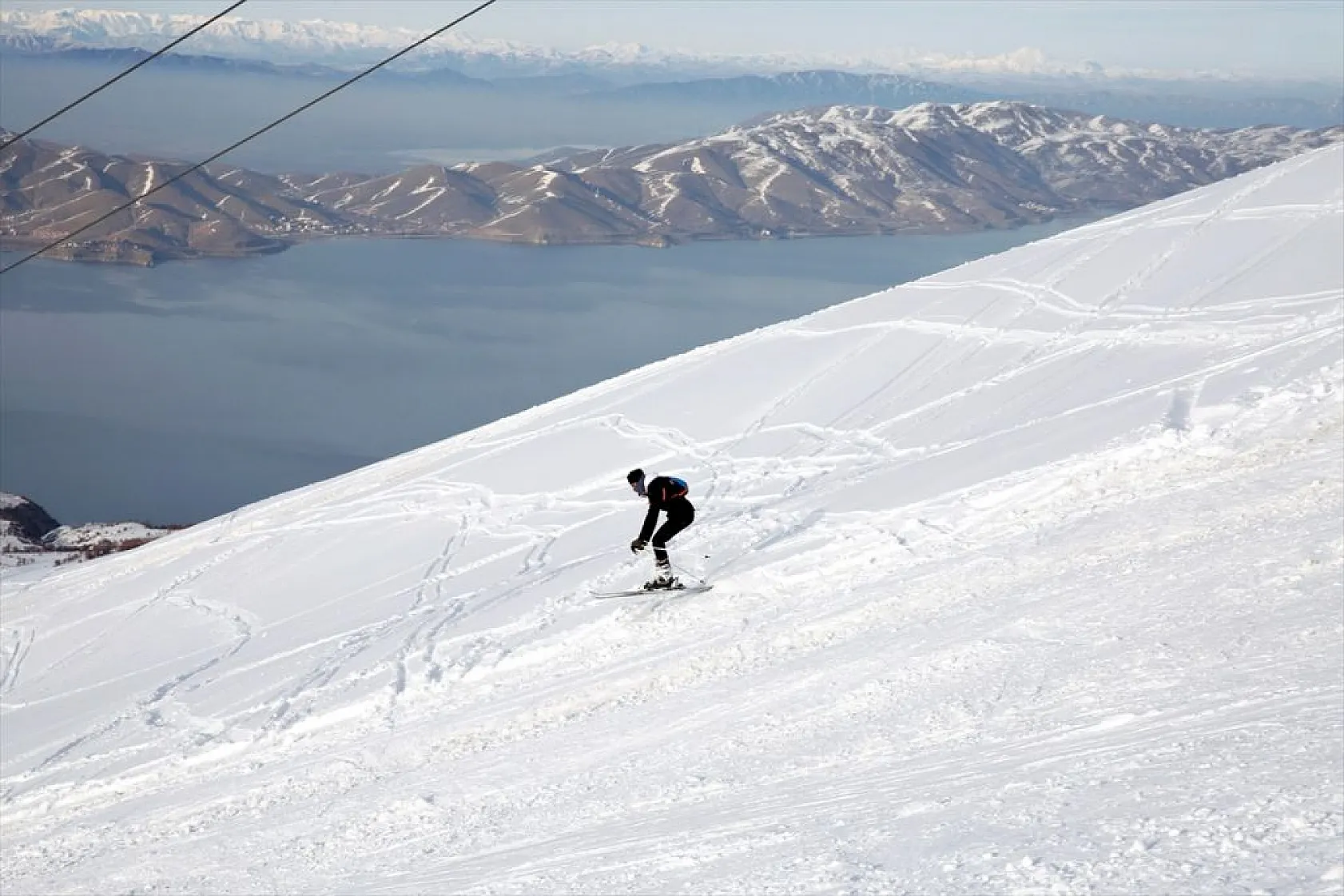 Göl manzaralı kayak merkezinde kar bereketi