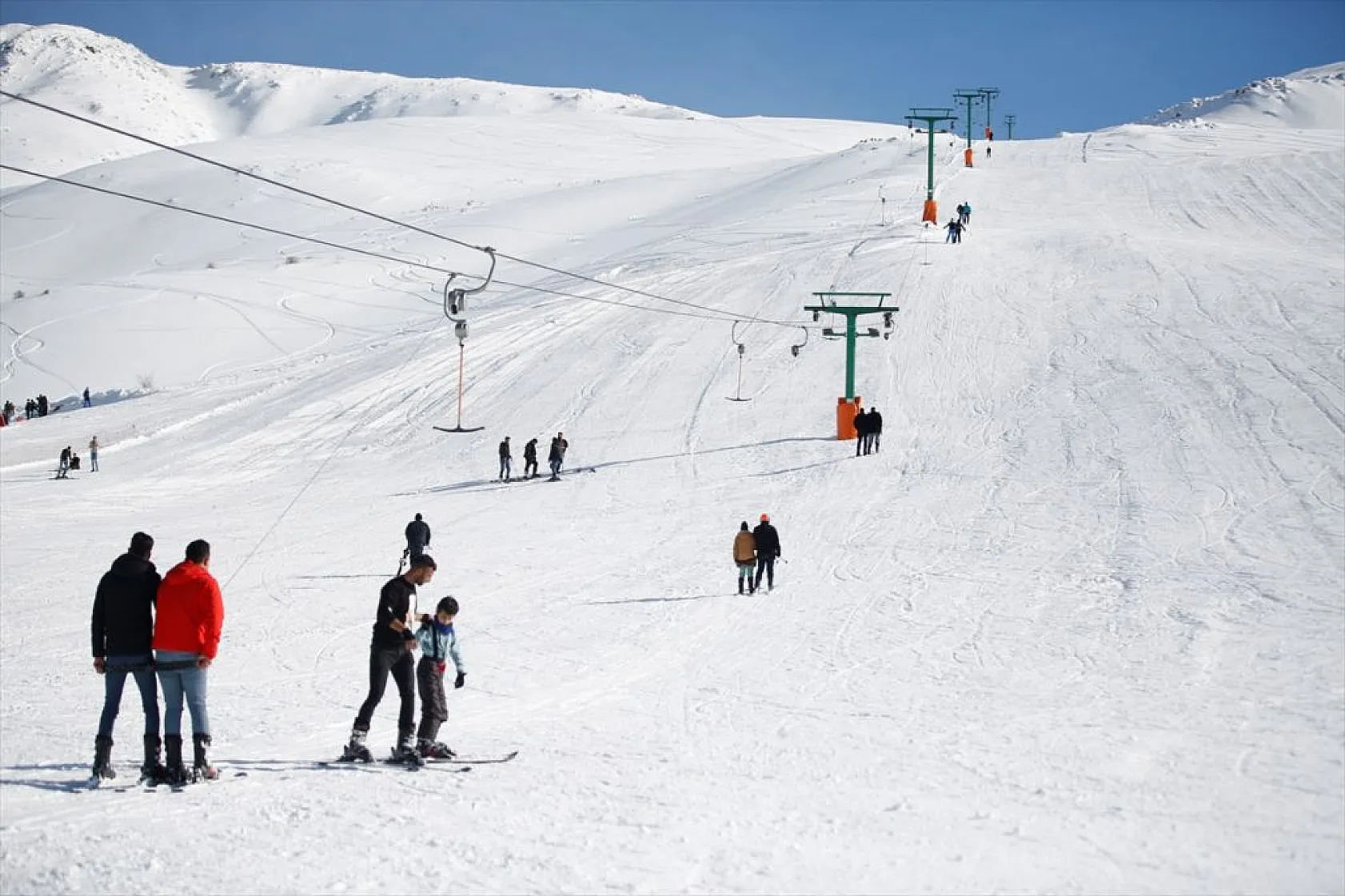 Göl manzaralı kayak merkezinde kar bereketi