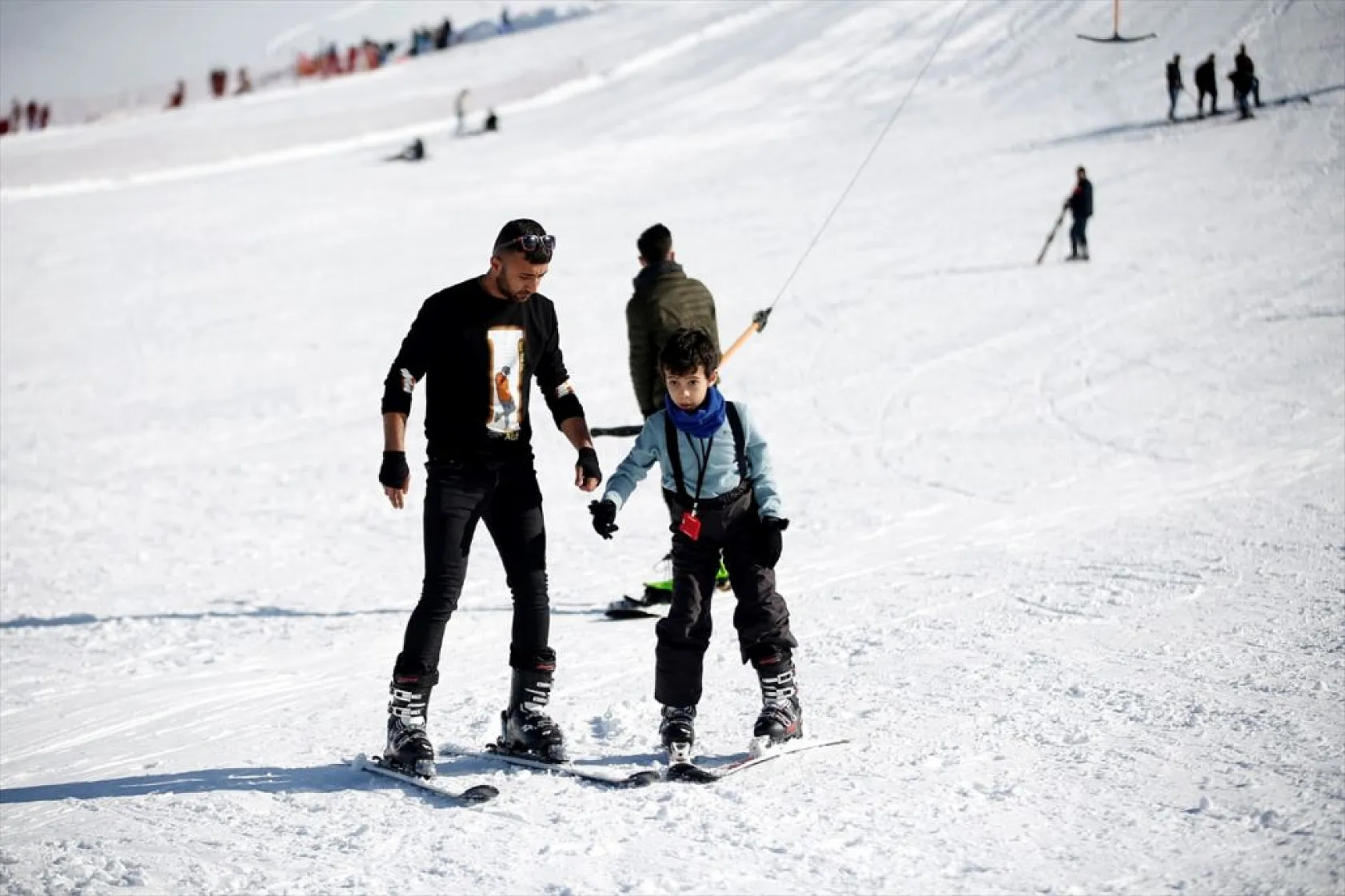 Göl manzaralı kayak merkezinde kar bereketi