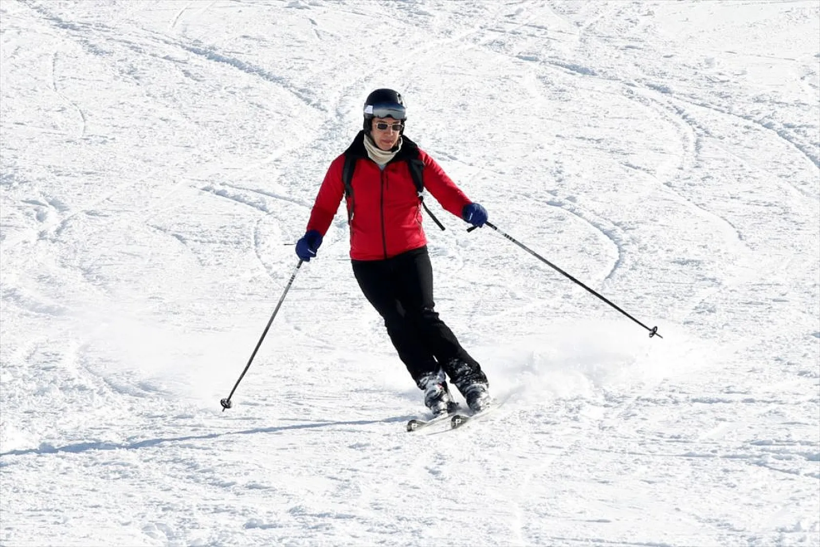 Göl manzaralı kayak merkezinde kar bereketi