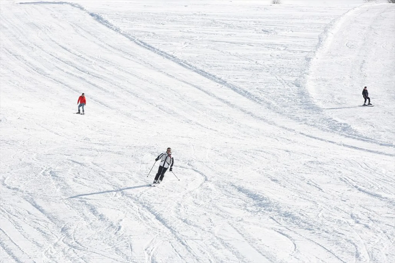 Göl manzaralı kayak merkezinde kar bereketi