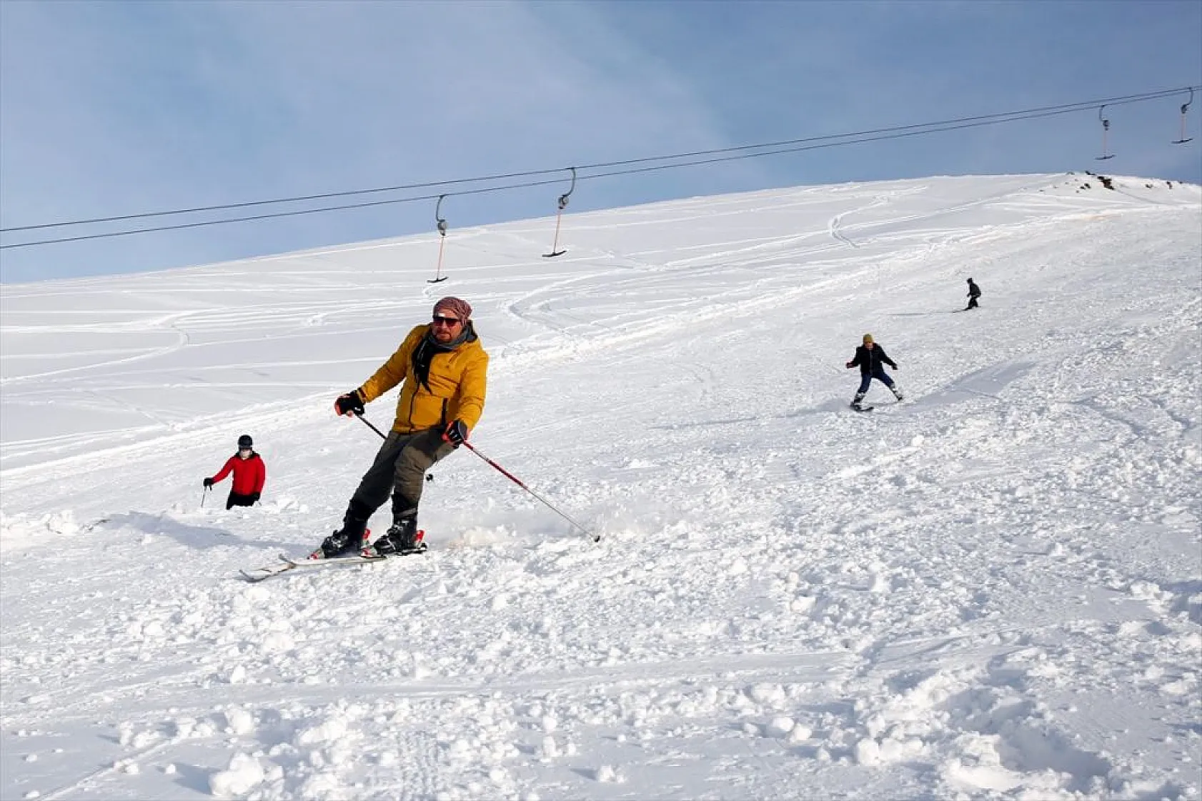 Göl manzaralı kayak merkezinde kar bereketi