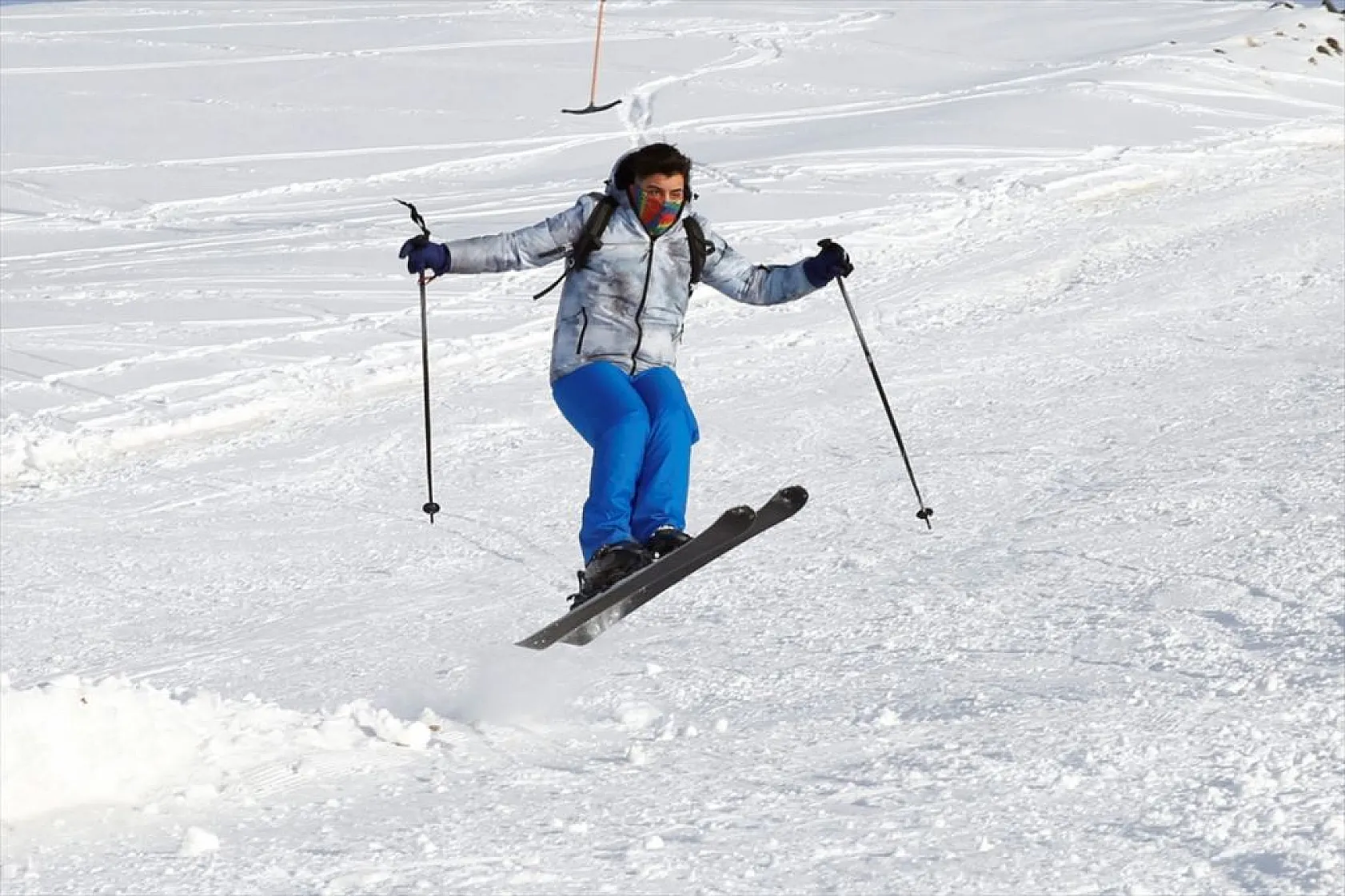 Göl manzaralı kayak merkezinde kar bereketi