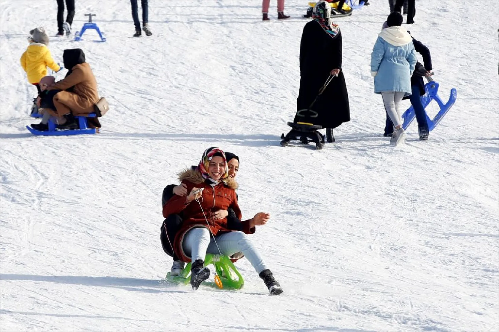 Göl manzaralı kayak merkezinde kar bereketi