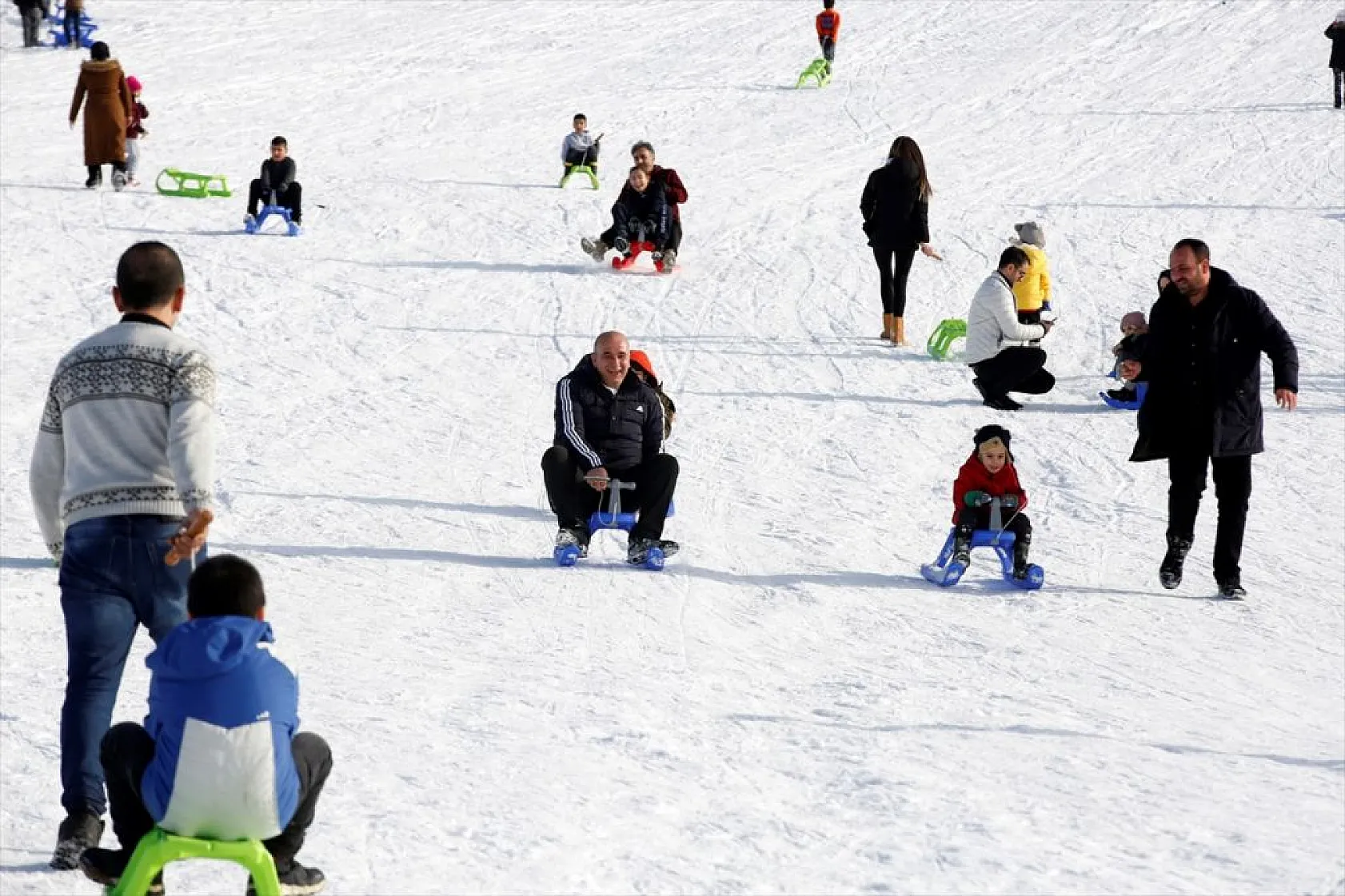 Göl manzaralı kayak merkezinde kar bereketi