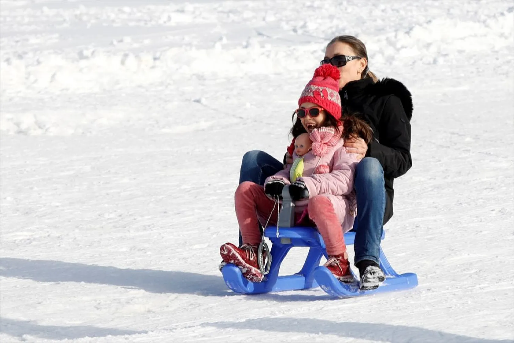 Göl manzaralı kayak merkezinde kar bereketi
