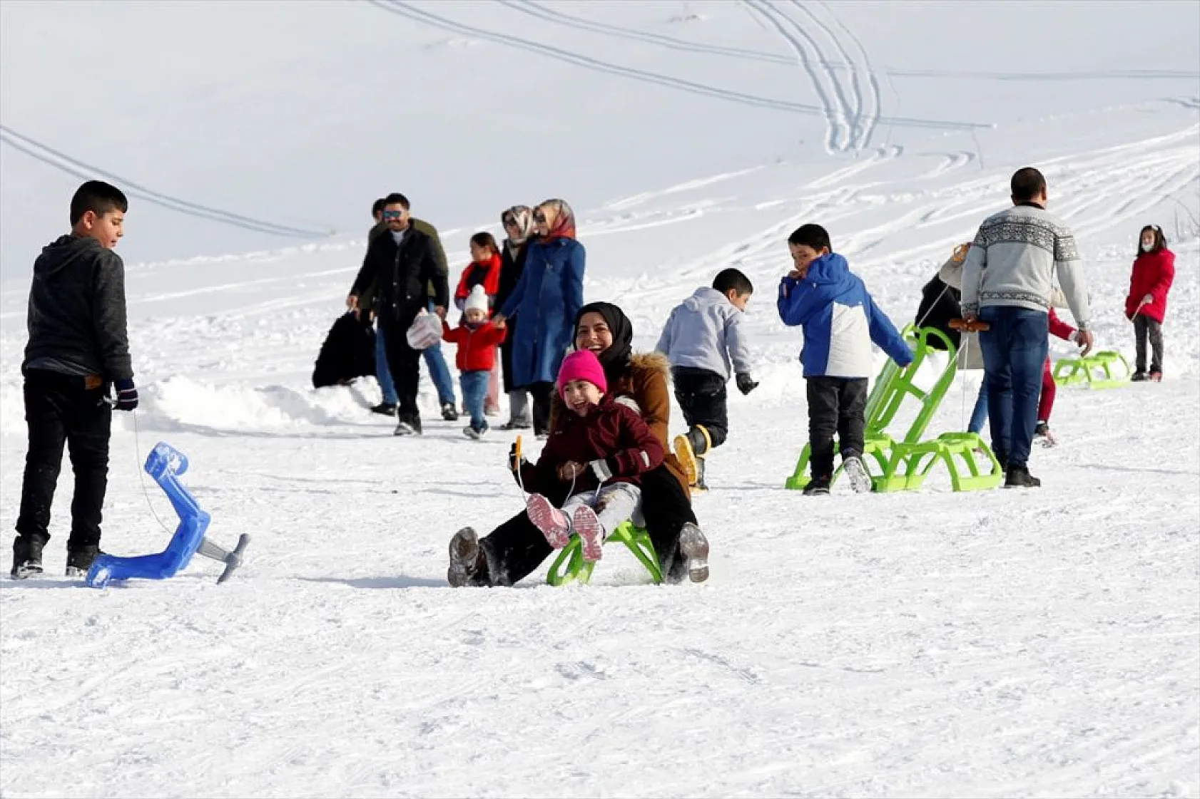 Göl manzaralı kayak merkezinde kar bereketi