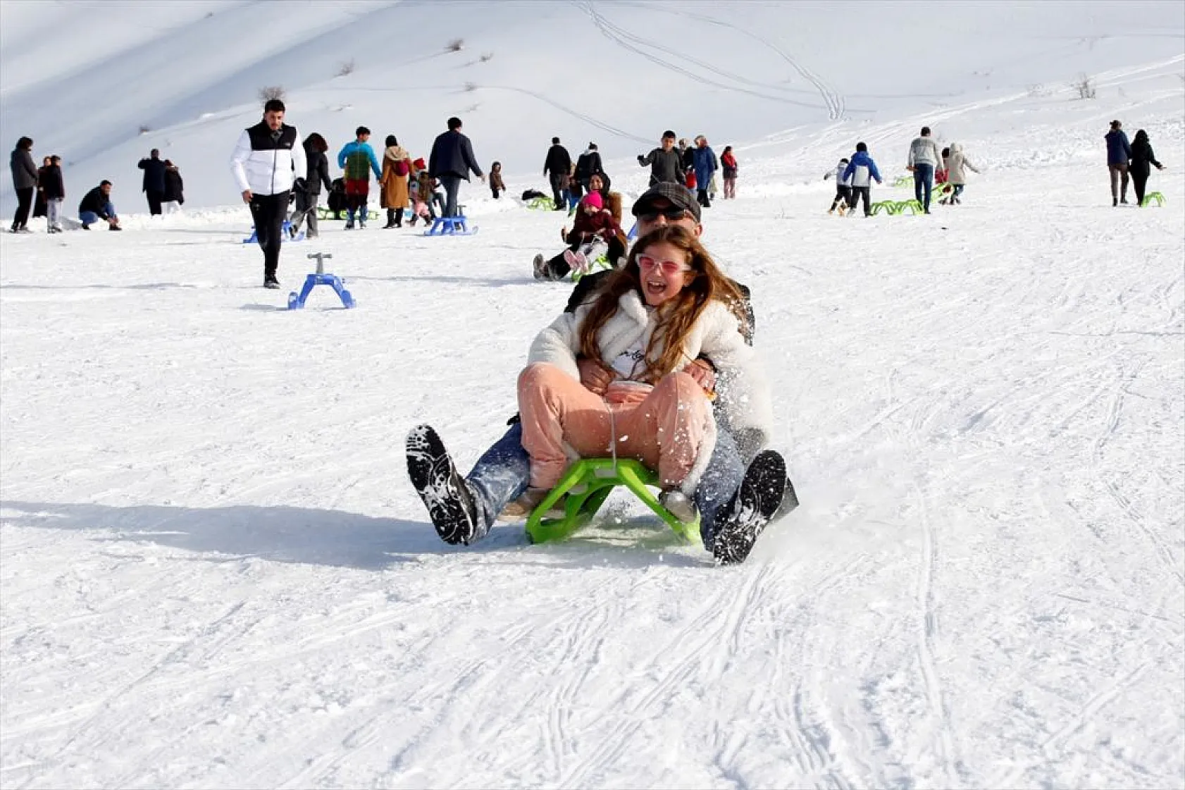 Göl manzaralı kayak merkezinde kar bereketi