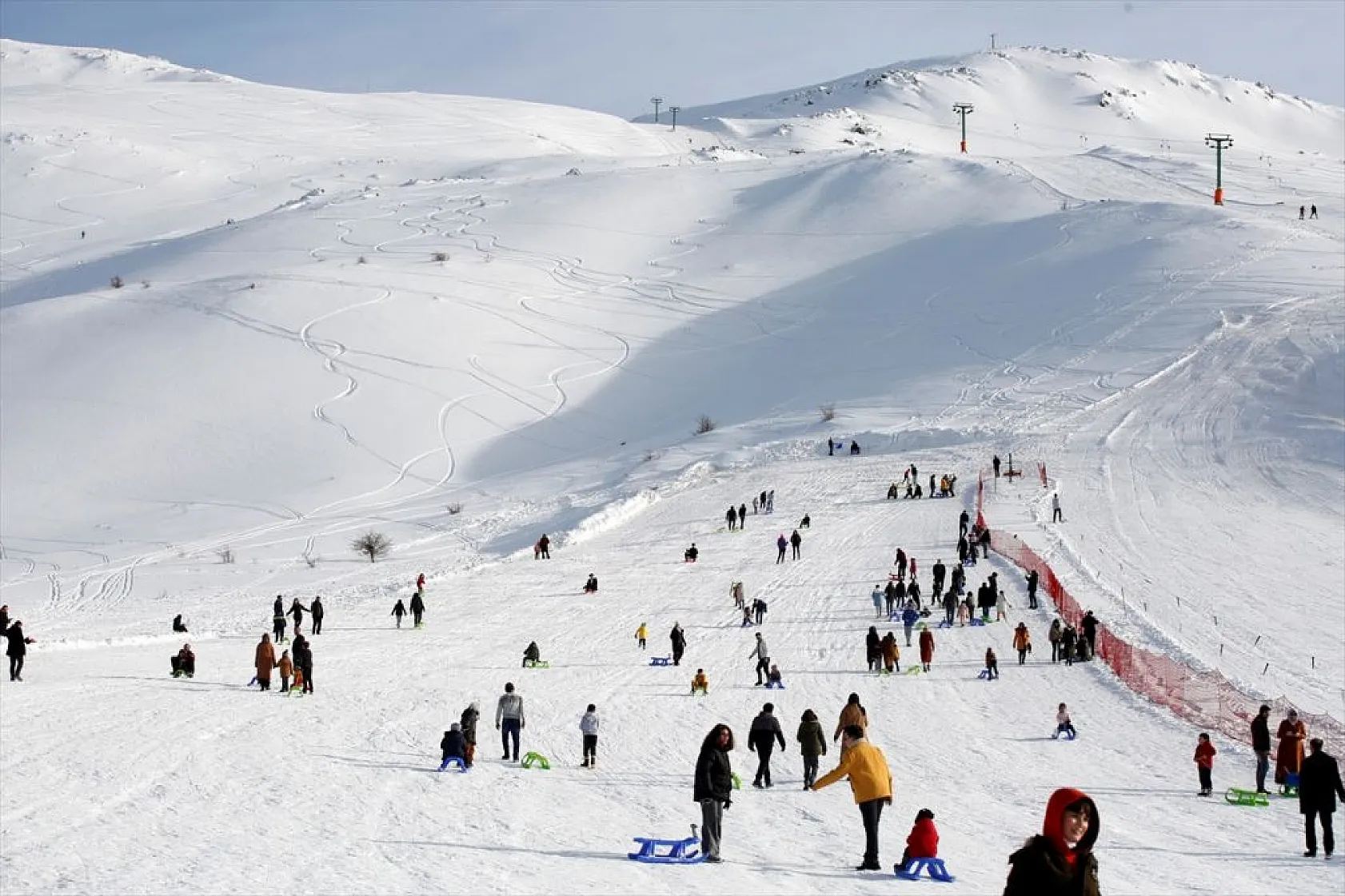 Göl manzaralı kayak merkezinde kar bereketi