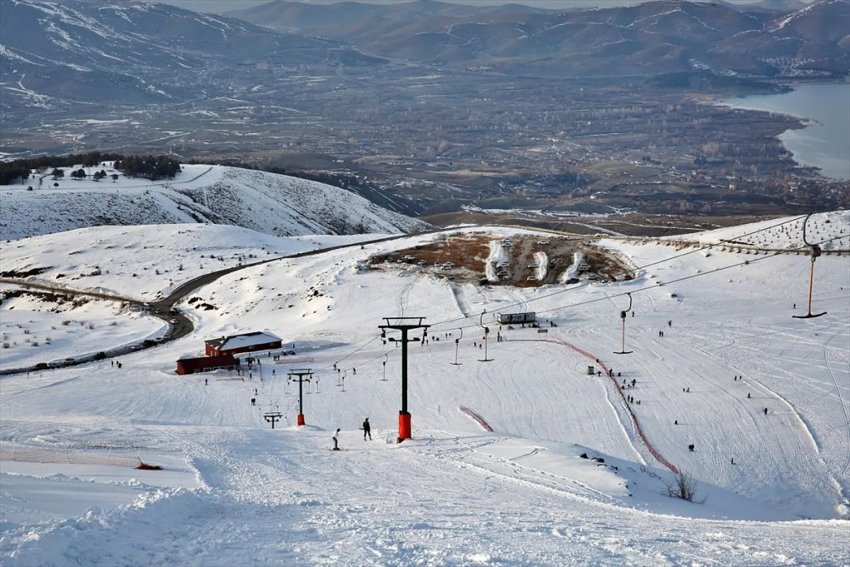 Göl manzaralı kayak merkezinde kar bereketi