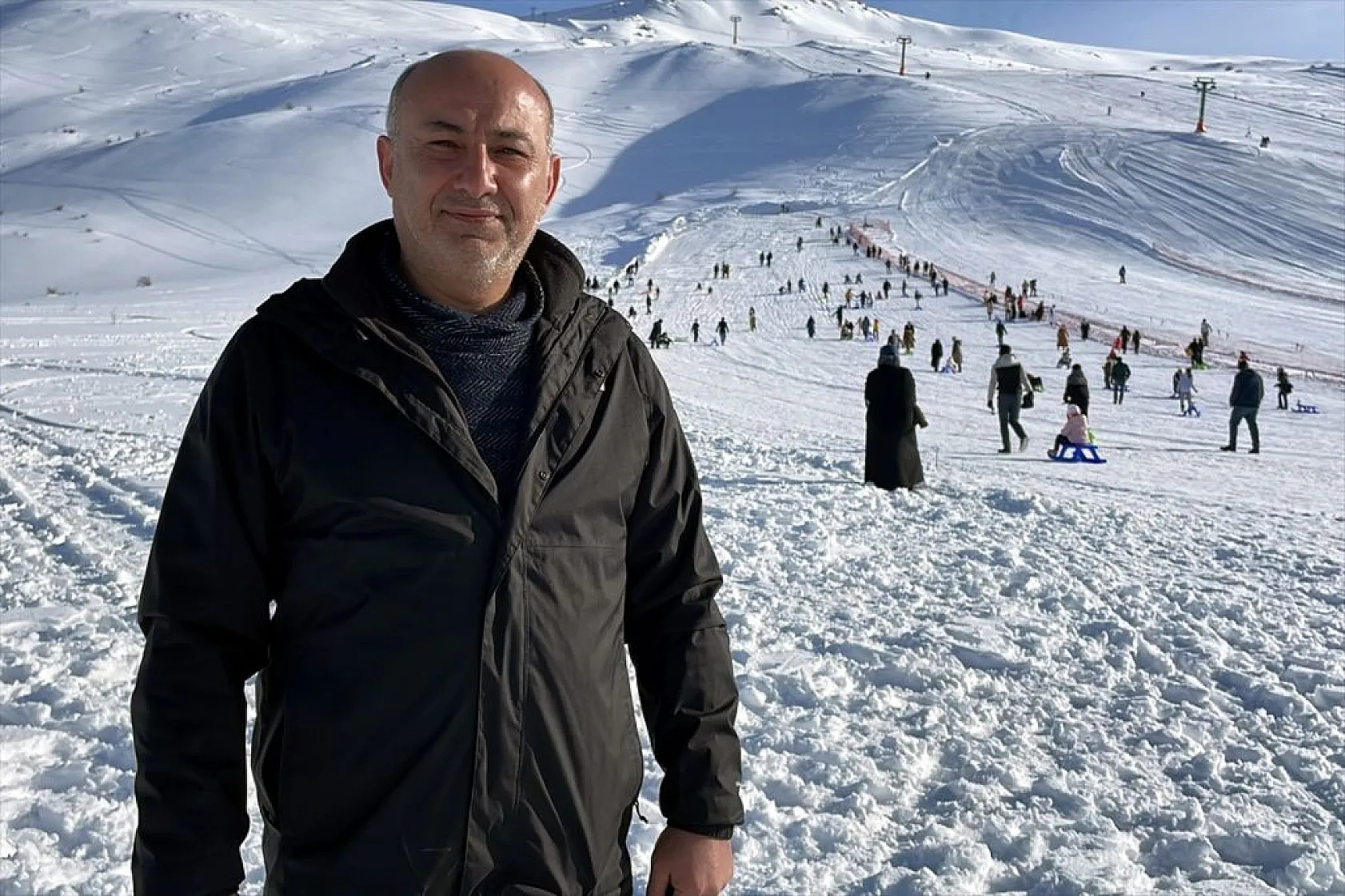 Göl manzaralı kayak merkezinde kar bereketi