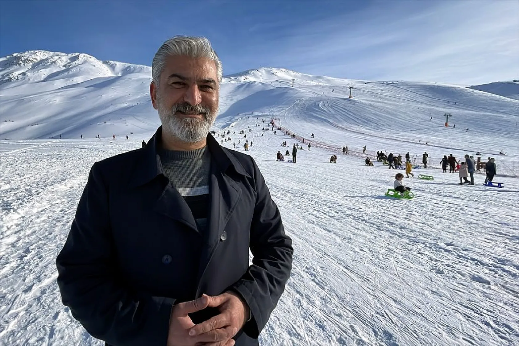 Göl manzaralı kayak merkezinde kar bereketi