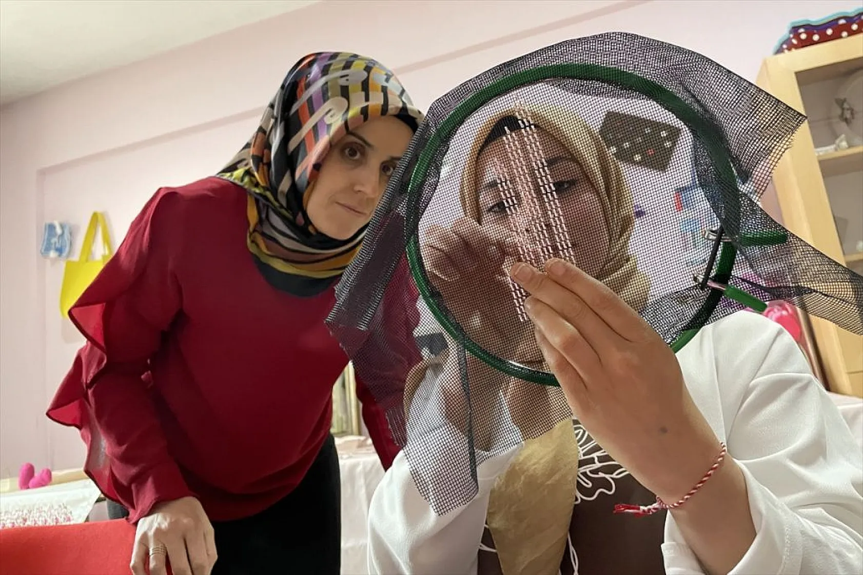 Üniversiteli kızlar, Türk el sanatlarını öğreniyor