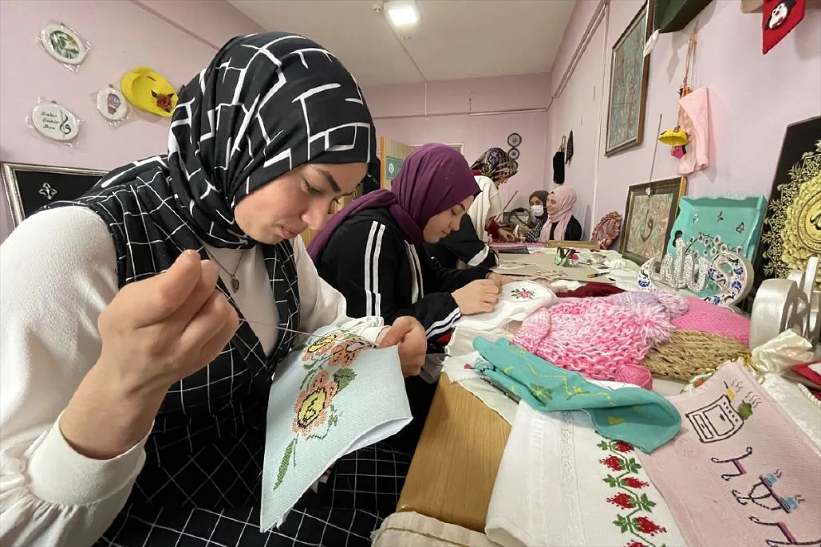 Üniversiteli kızlar, Türk el sanatlarını öğreniyor