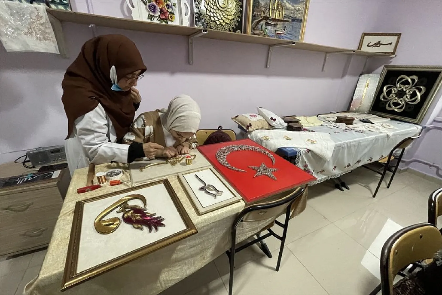 Üniversiteli kızlar, Türk el sanatlarını öğreniyor