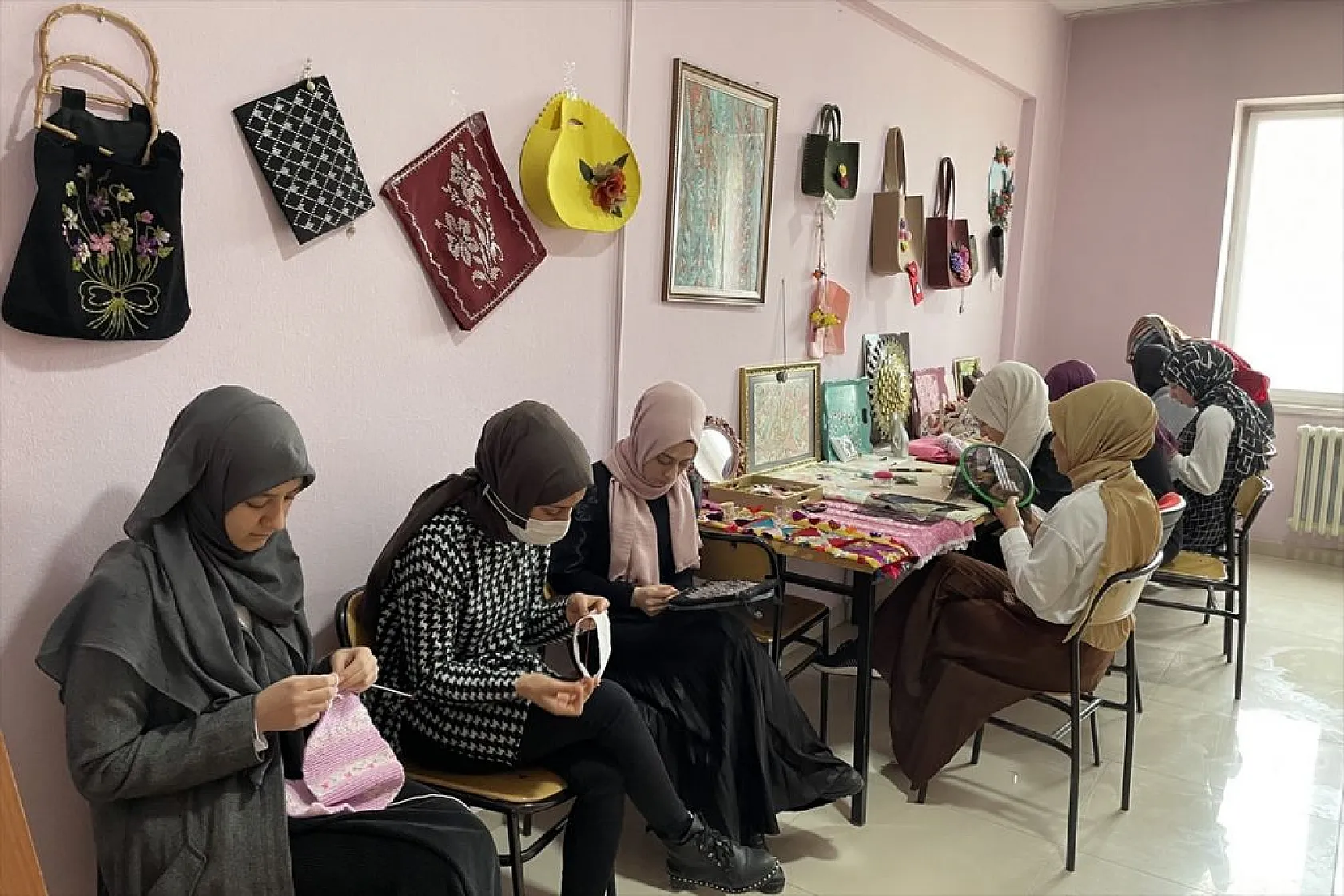 Üniversiteli kızlar, Türk el sanatlarını öğreniyor