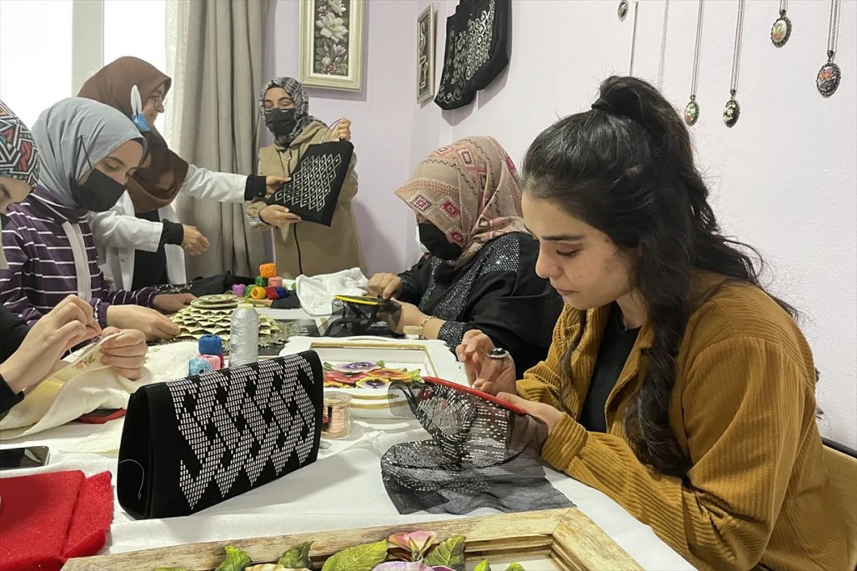 Üniversiteli kızlar, Türk el sanatlarını öğreniyor