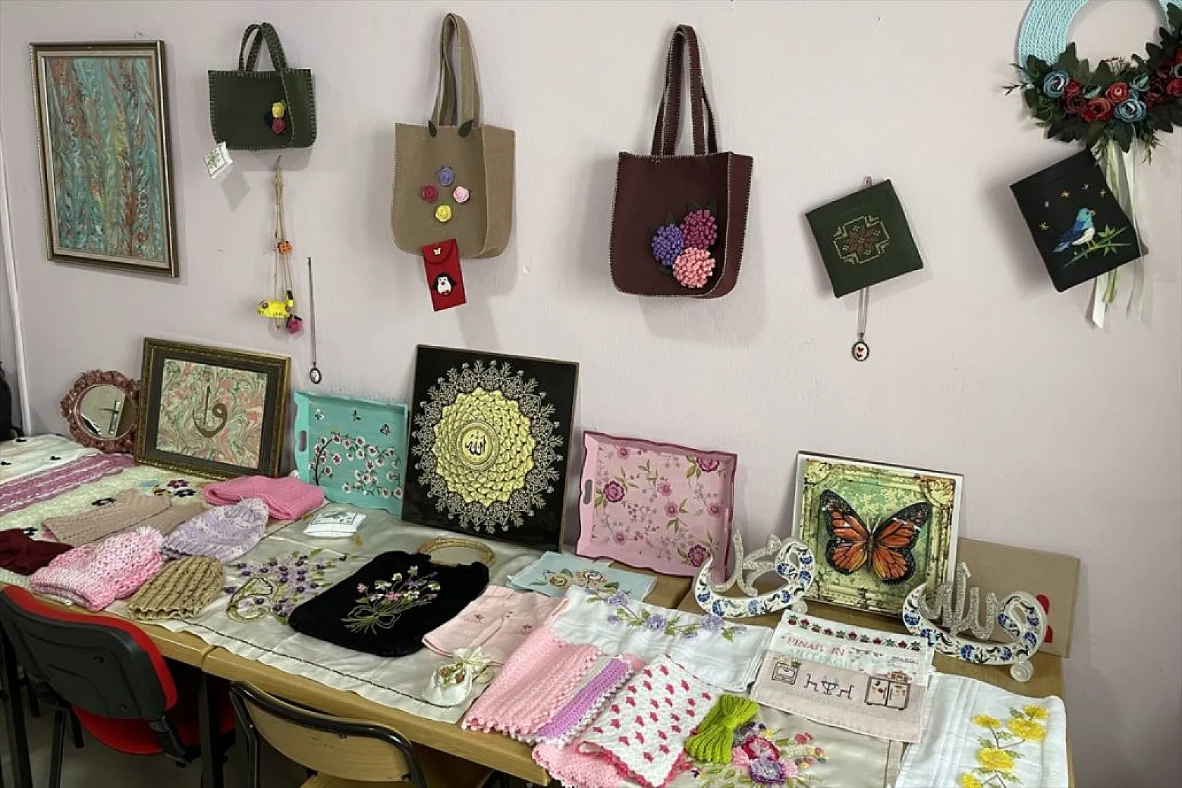 Üniversiteli kızlar, Türk el sanatlarını öğreniyor