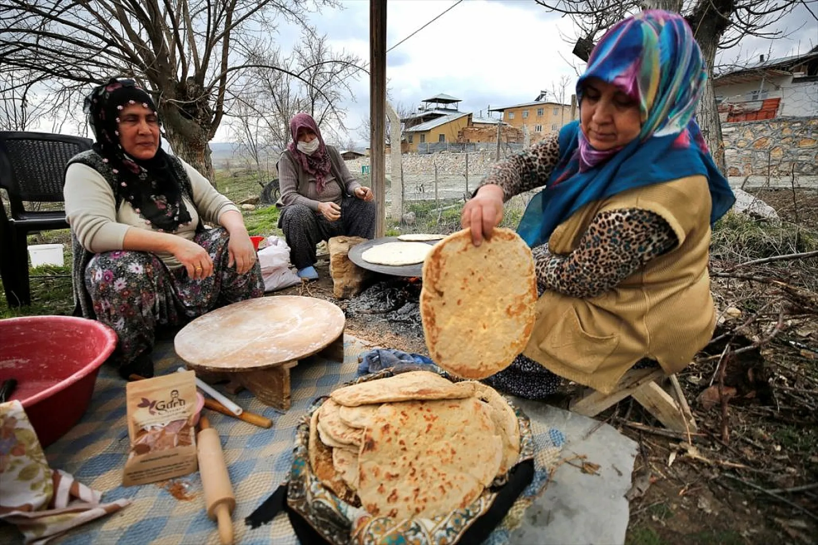 'Sac ekmeği' köy sofralarına lezzet katıyor