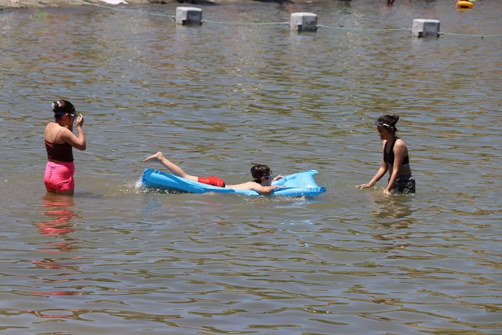 Hazar Gölü sahillerinde bayram bereketi