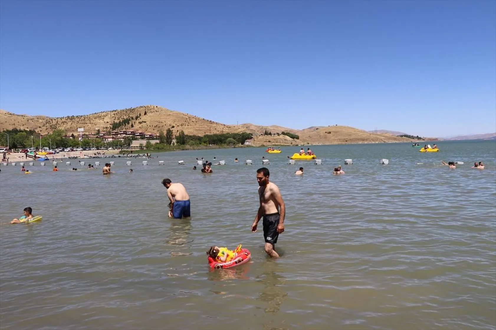 Hazar Gölü sahillerinde bayram bereketi