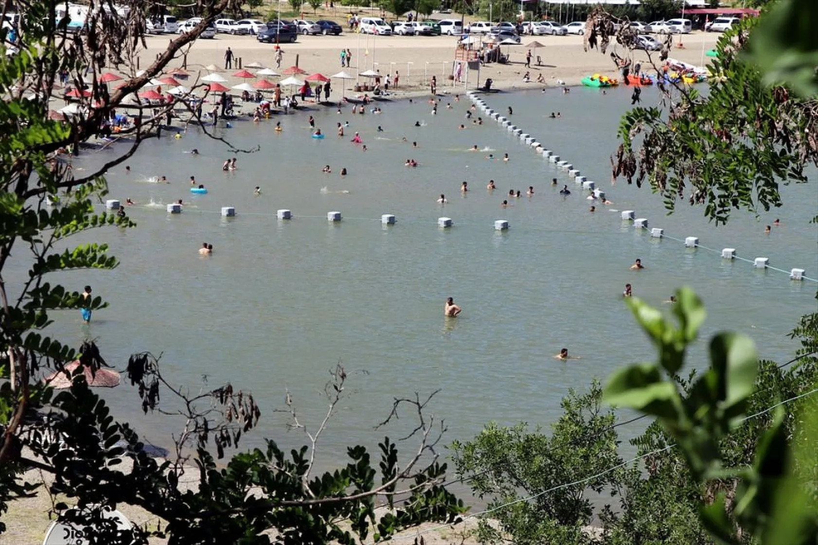 Hazar Gölü sahillerinde bayram bereketi