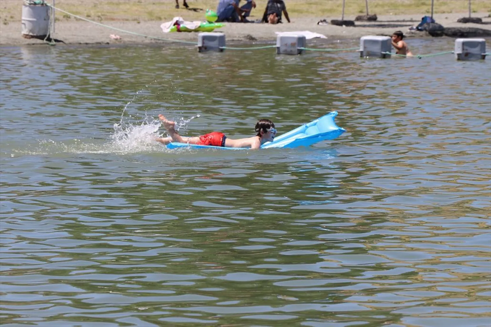 Hazar Gölü sahillerinde bayram bereketi