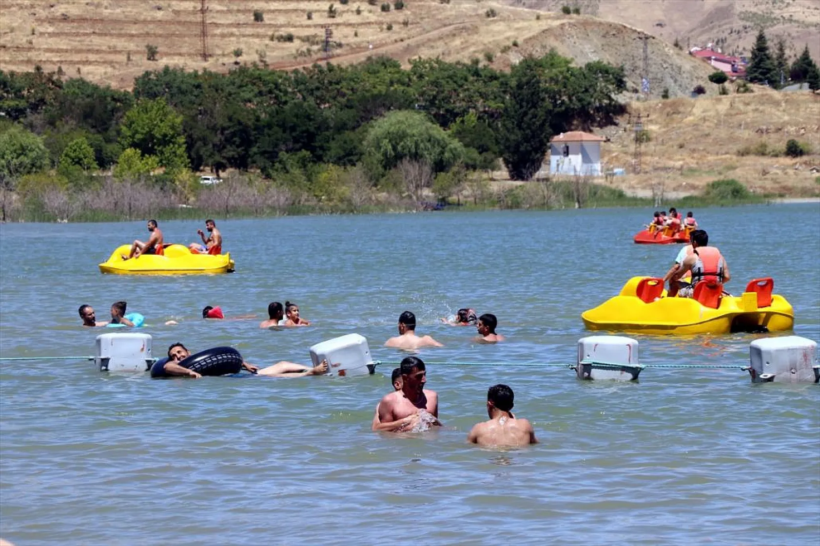 Hazar Gölü sahillerinde bayram bereketi