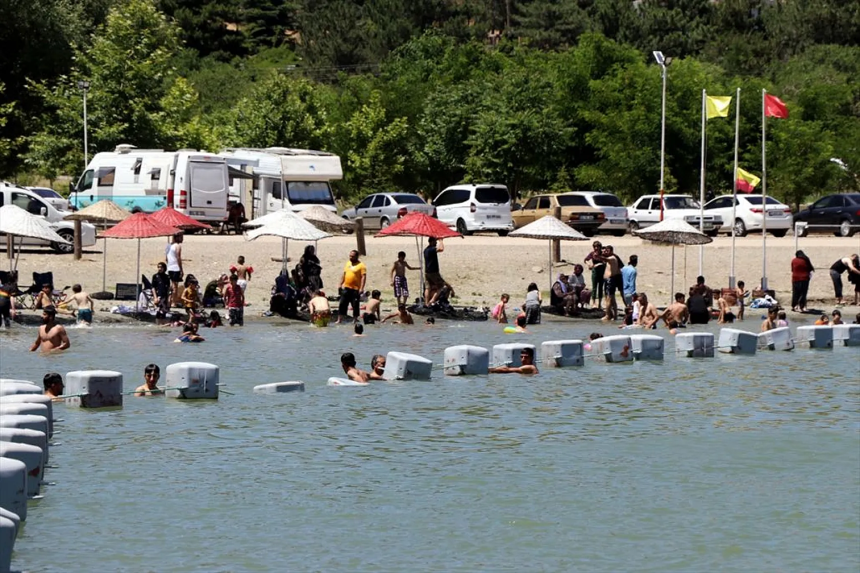 Hazar Gölü sahillerinde bayram bereketi