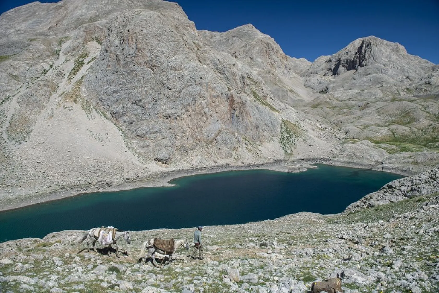 Karagöl, doğal güzelliğiyle doğaseverleri ağırlıyor