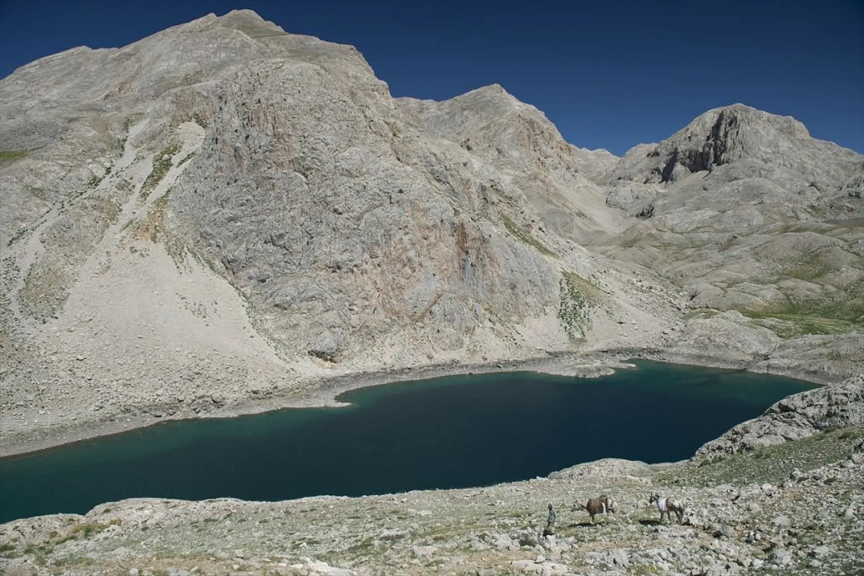 Karagöl, doğal güzelliğiyle doğaseverleri ağırlıyor