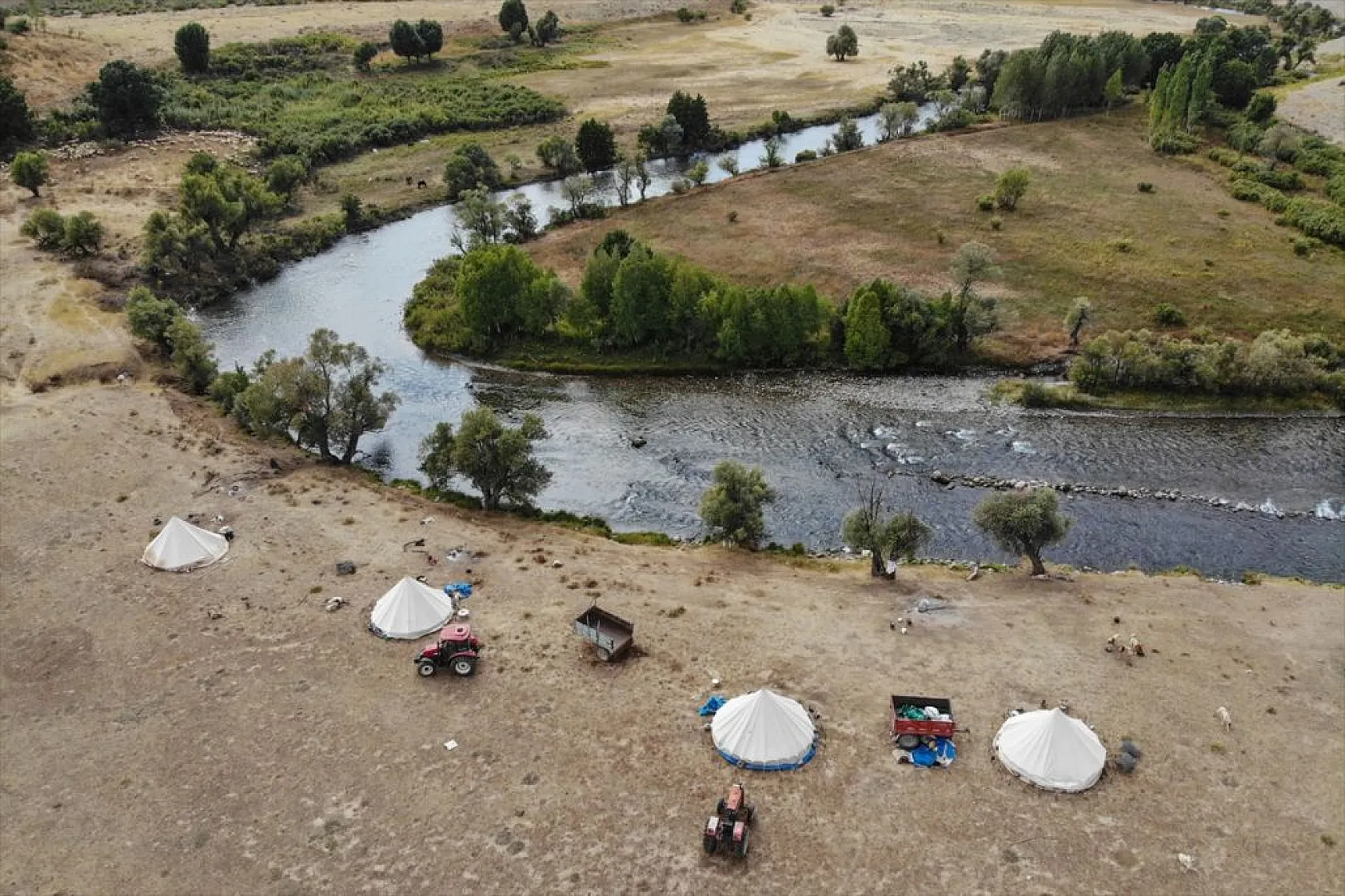 Göçerlerin köylerine zorlu dönüşü başladı