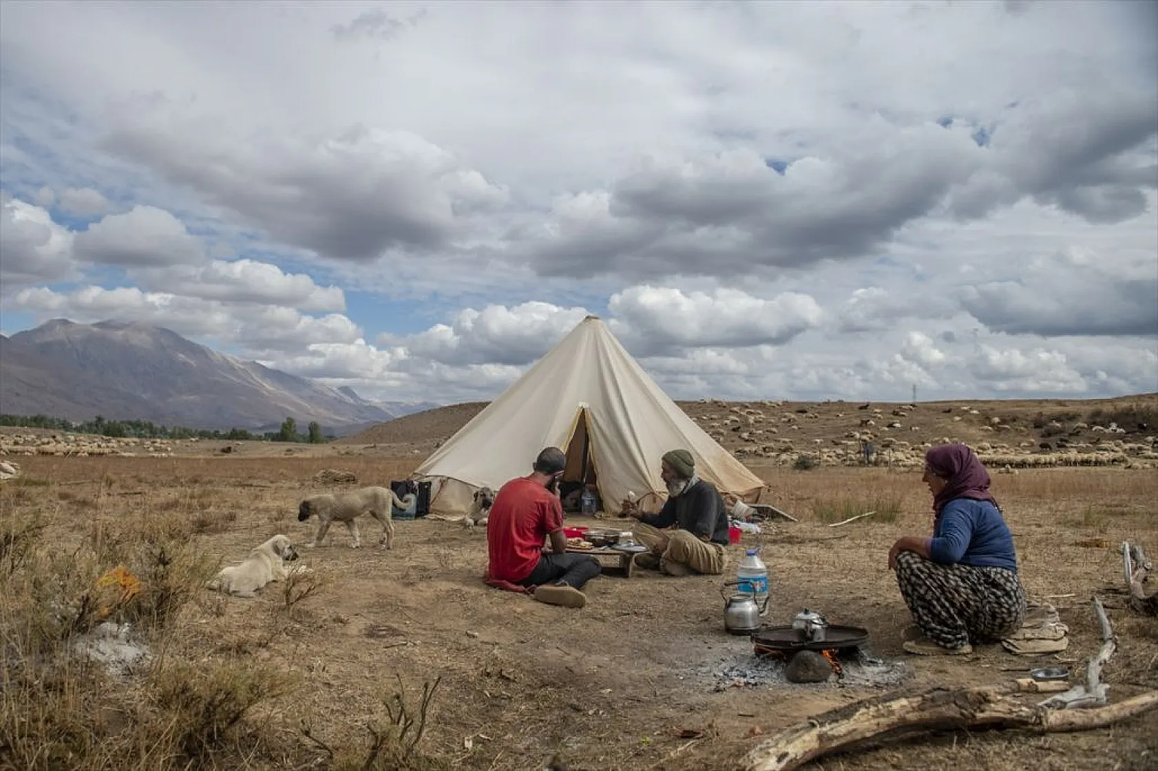 Göçerlerin köylerine zorlu dönüşü başladı