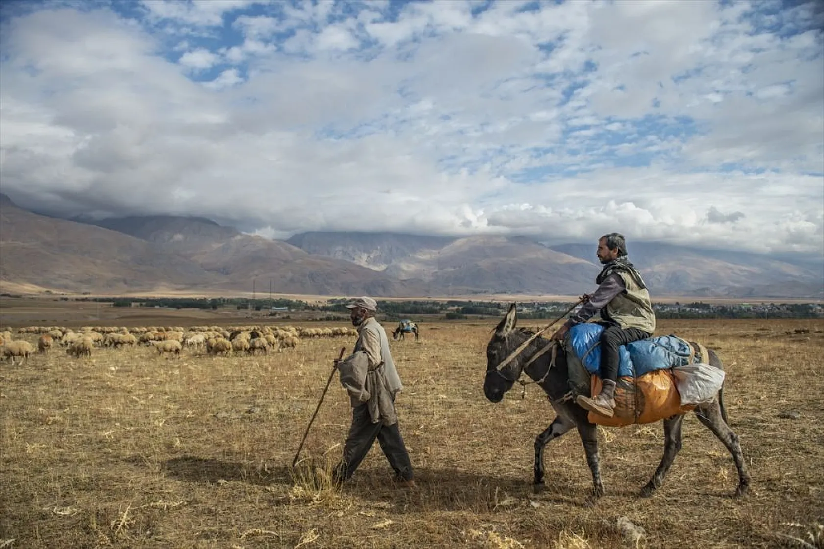 Göçerlerin köylerine zorlu dönüşü başladı