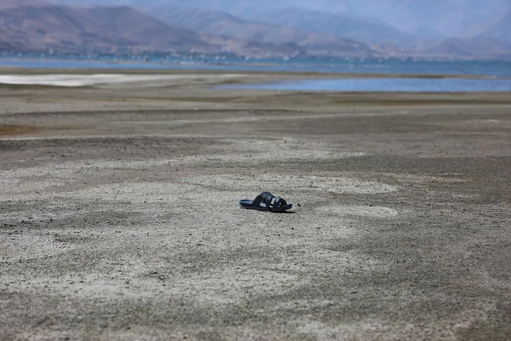 Van Gölü'ndeki çekilme sürüyor