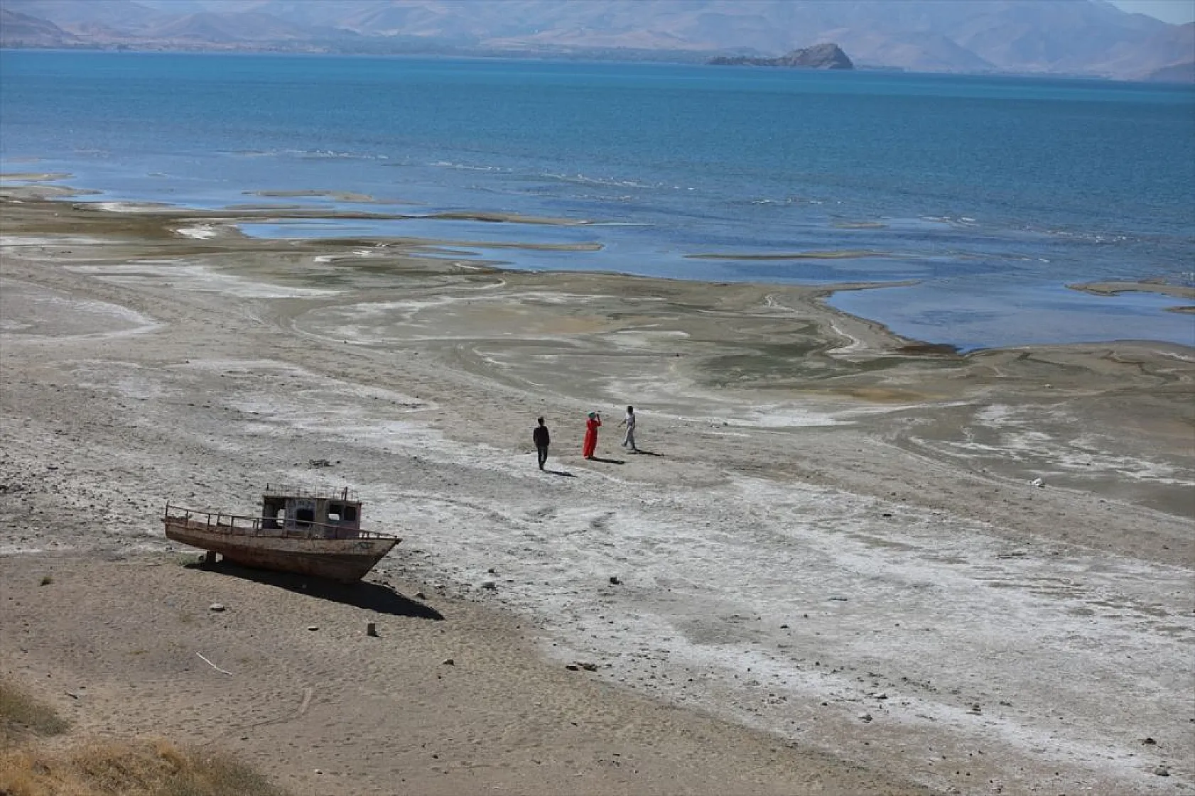 Van Gölü'ndeki çekilme sürüyor