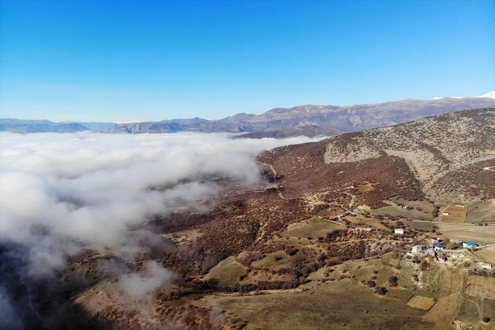 Sisle kaplanan Tunceli dağları havadan görüntülendi