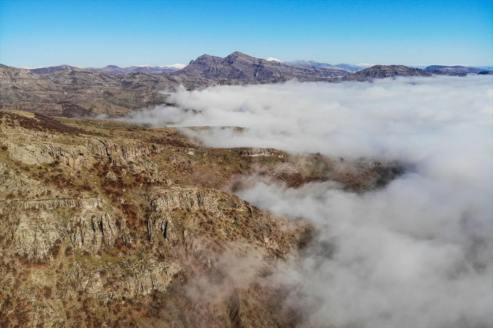 Sisle kaplanan Tunceli dağları havadan görüntülendi