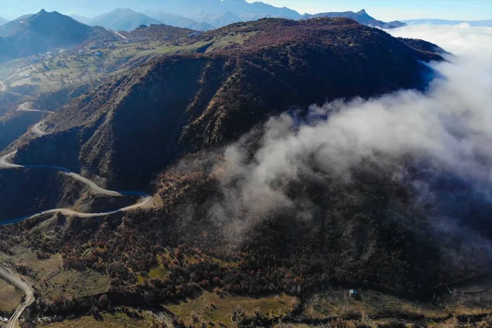 Sisle kaplanan Tunceli dağları havadan görüntülendi