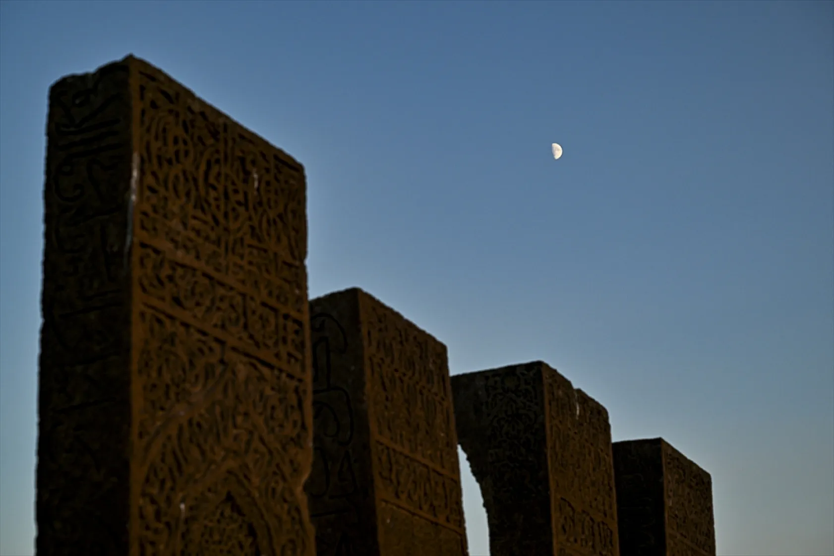 Selçuklu Meydan Mezarlığı zamana meydan okuyor