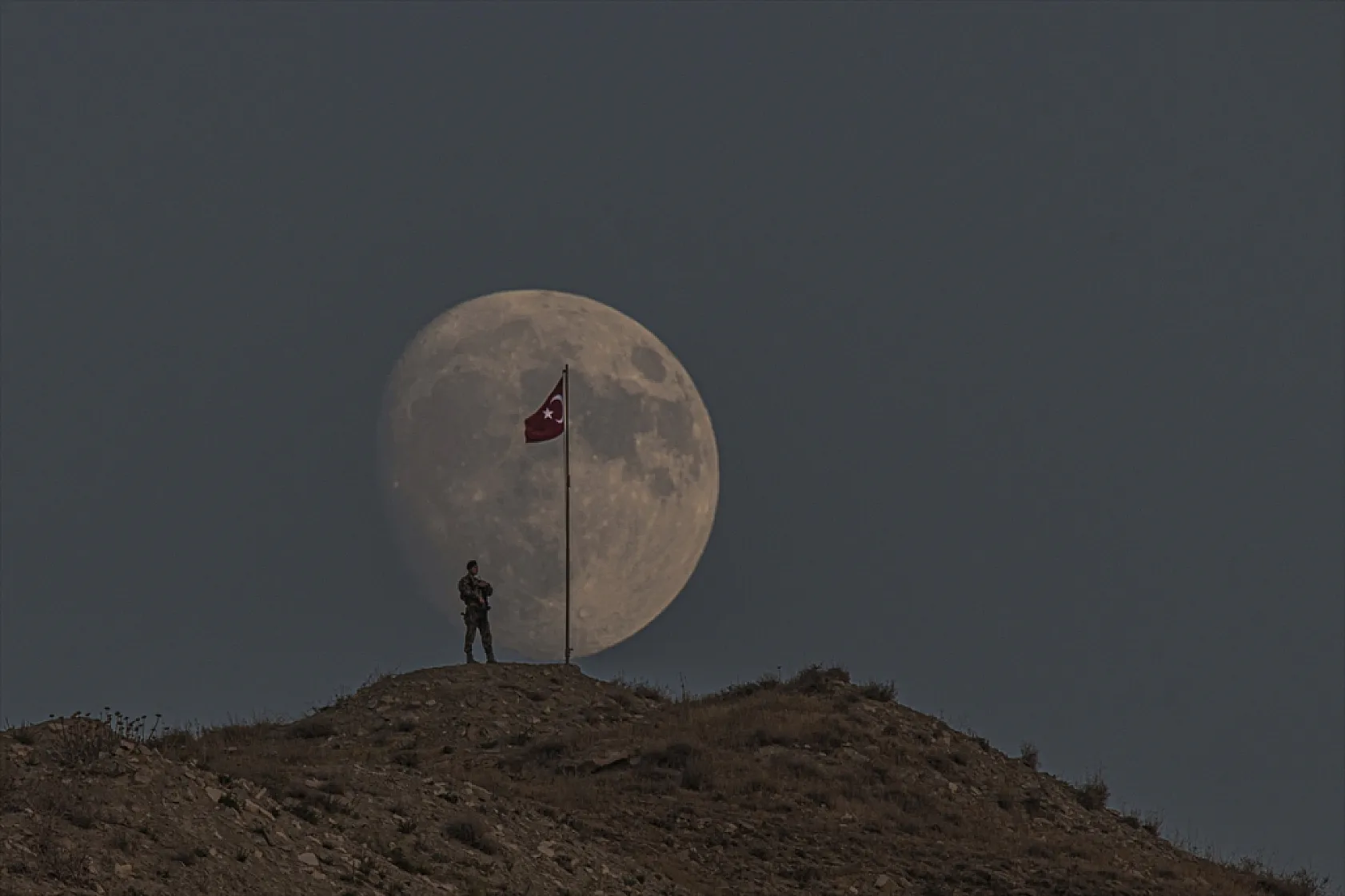 Mehmetçik, Türk Bayrağı ve Süper Ay