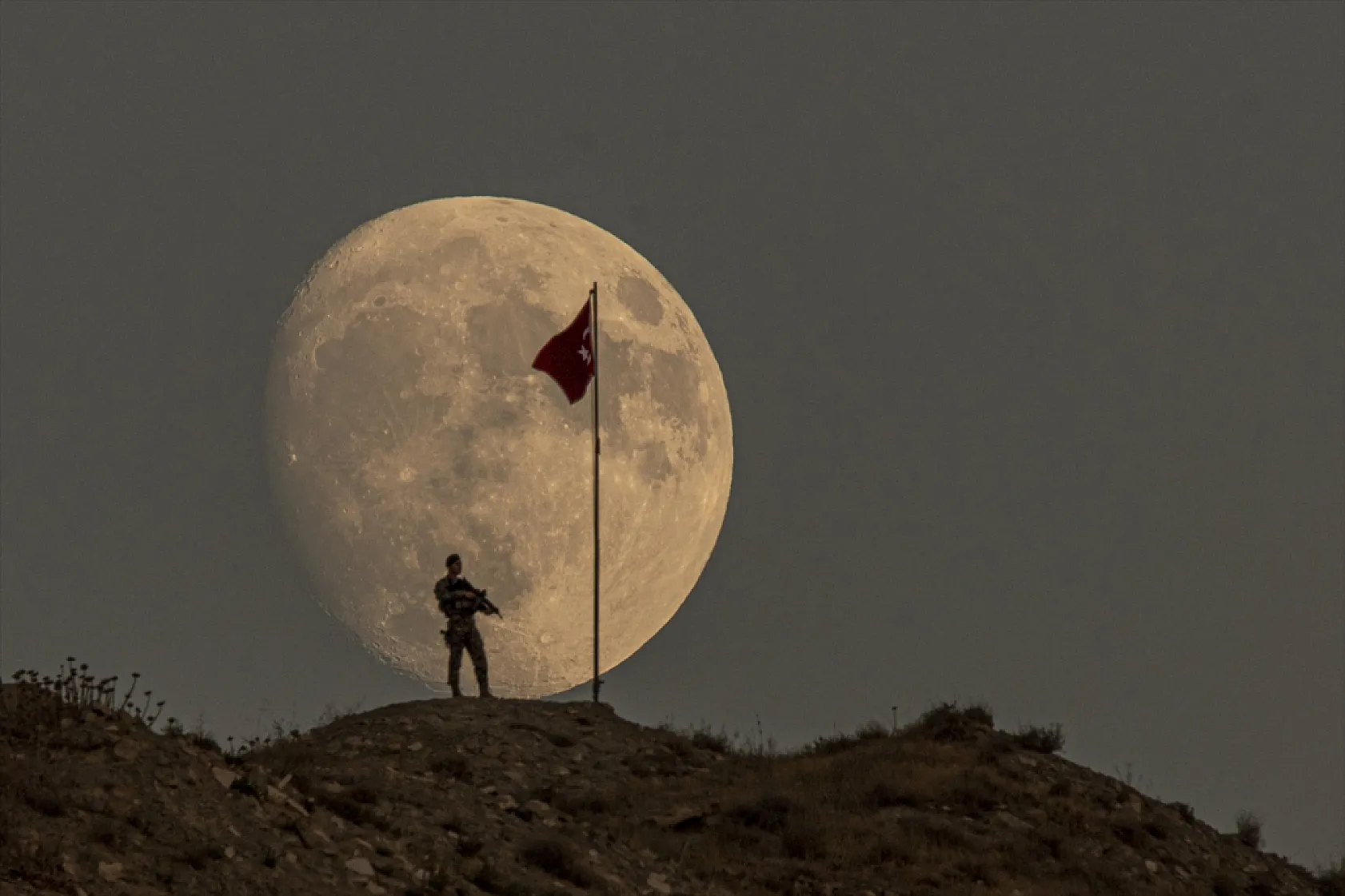 Mehmetçik, Türk Bayrağı ve Süper Ay